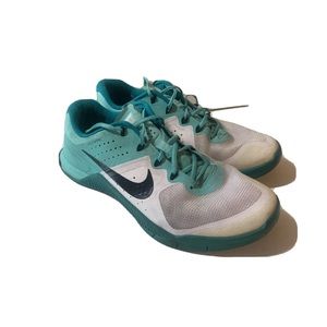 Women’s Nike Metcon 2 Flywire Shoes Size 10.5 - Teal & White